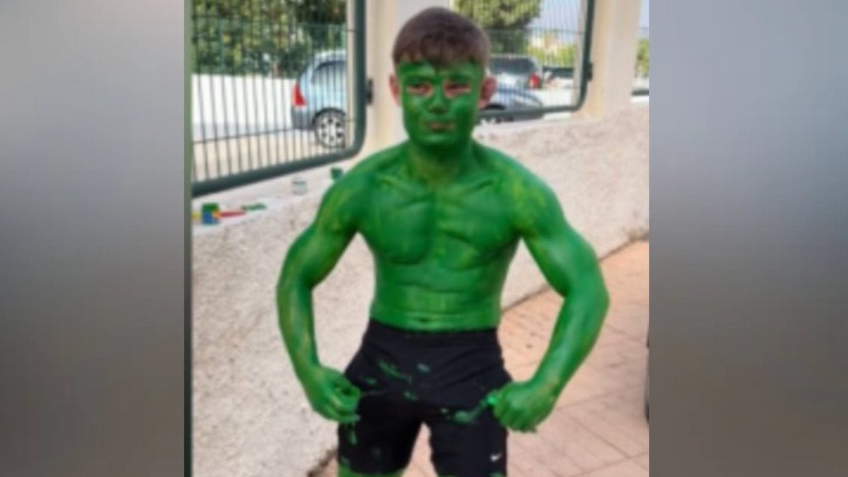 Il se déguise en Hulk, mais découvre avec effroi que la peinture verte ne part plus de son corps