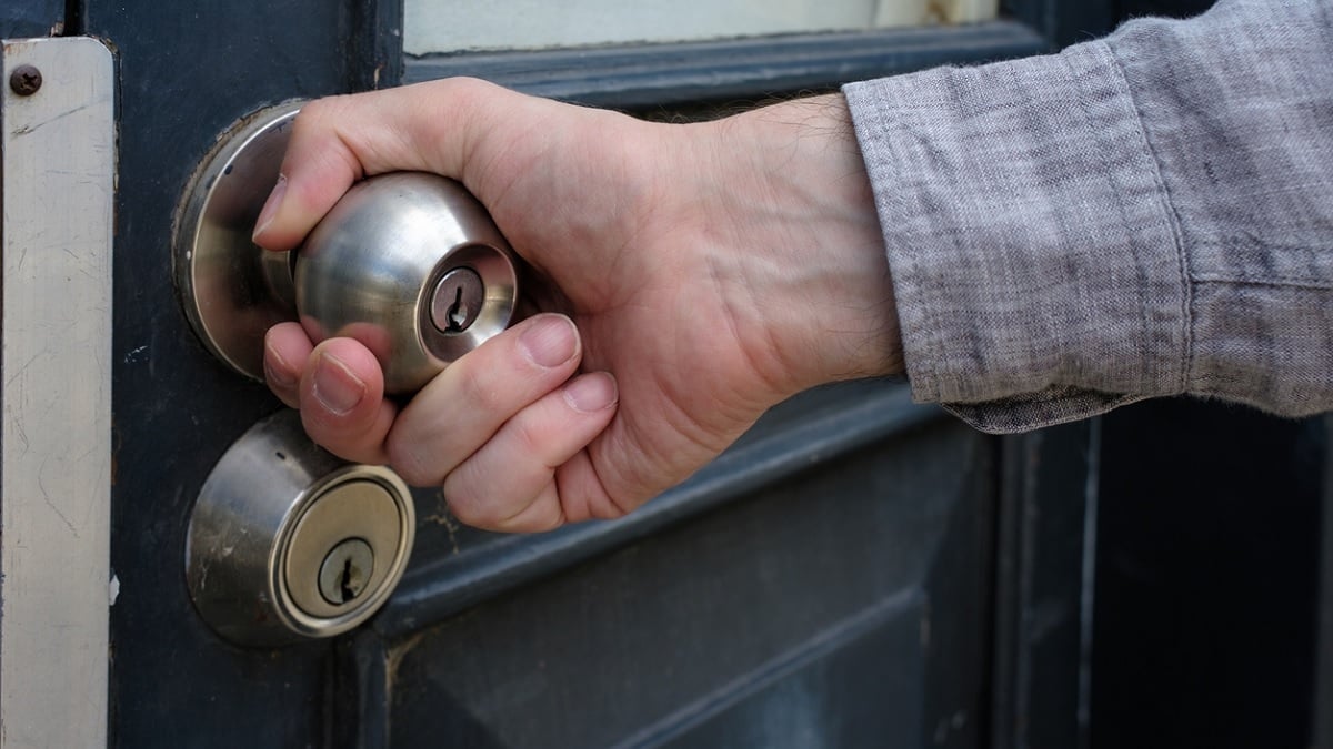 Arnaquée par un agent immobilier véreux, une famille de 7 personnes se retrouve à la rue