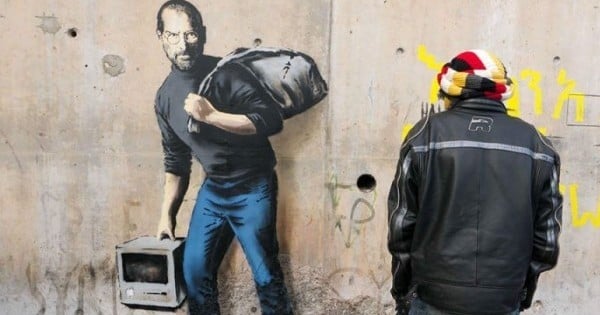 Sur un mur de la Jungle de Calais, Banksy peint Steve Jobs pour révéler une chose que bien trop de personnes ne savent pas — ou ont oublié...