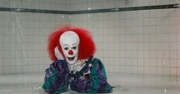 La nouvelle adaptation ciné de l'histoire du terrifiant clown « Ça » promet d'être encore plus gore que la version d'il y a 25 ans... On vous explique tout