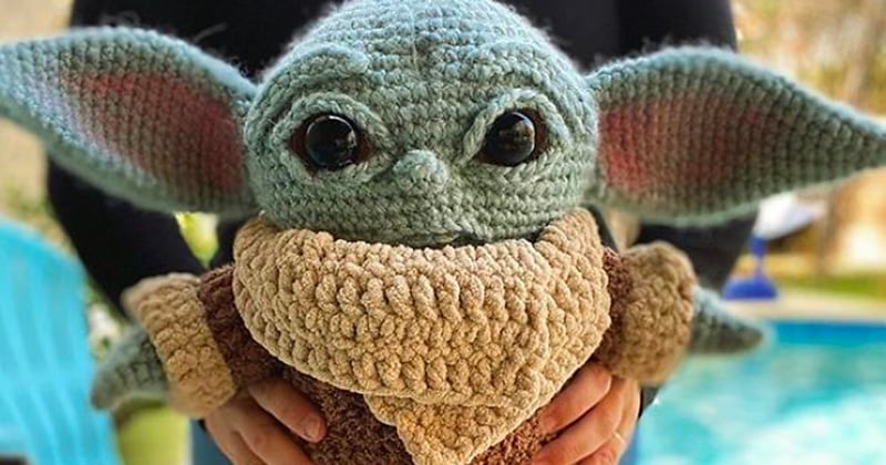 Cette artiste a fabriqué elle-même une poupée Amigurumi