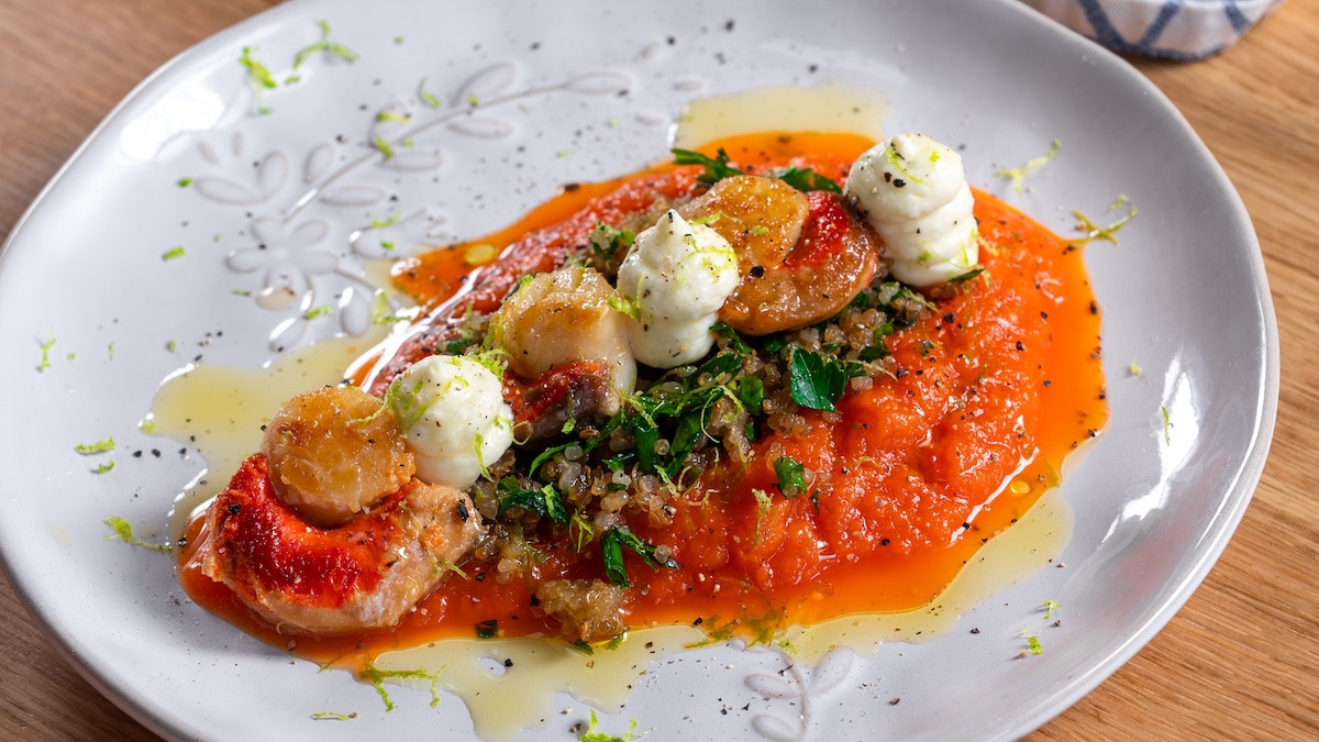 Noix de Saint Jacques poêlées, purée de carottes et quinoa croustillant