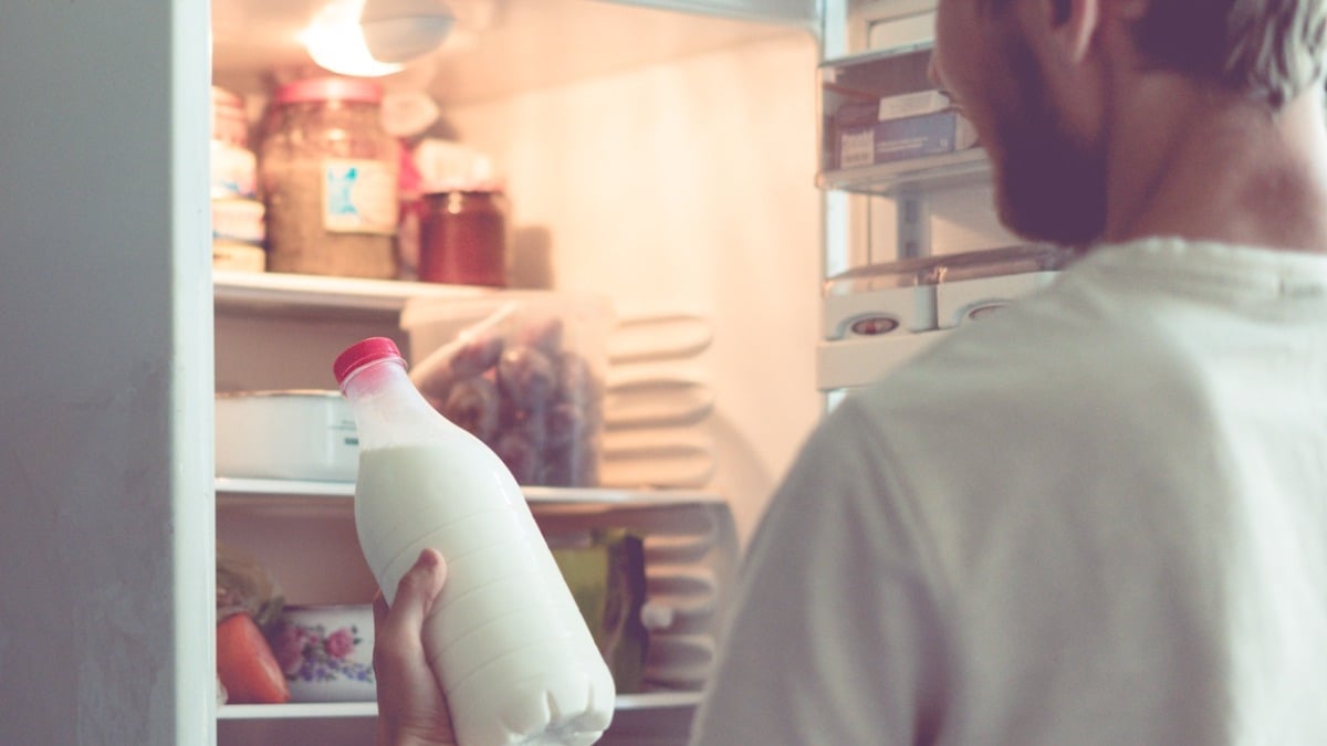 Vous ne devez surtout pas ranger votre lait dans la porte du frigo et voici pourquoi, selon les experts