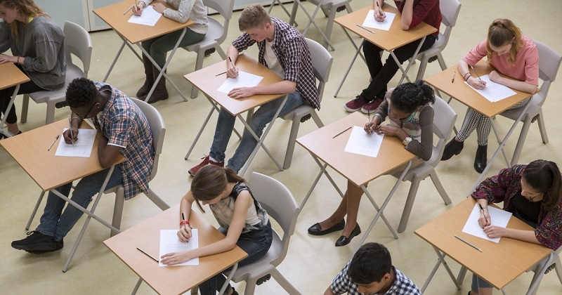 Bac : « des points en moins » pour les élèves qui font trop de fautes de français, la proposition de Pap Ndiaye ne fait pas l'unanimité
