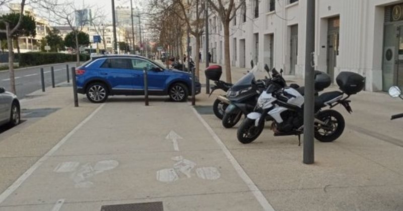 « Garé comme une merde » : des cyclistes en colère organisent un concours hilarant sur Twitter