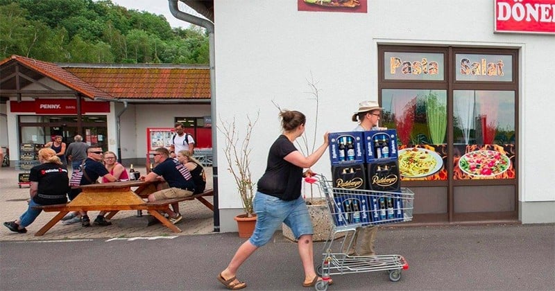En Allemagne, un village a acheté toutes les bières du supermarché pour n'en laisser aucune aux festivaliers néonazis