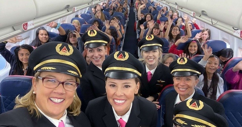 Ce vol exclusivement féminin rallie le siège de la Nasa pour inspirer les jeunes filles à embrasser une carrière d'aviatrice