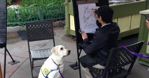 Un chien d'aveugle prend la pose pour se faire caricaturer dans un parc Disney... et la photo est trop drôle