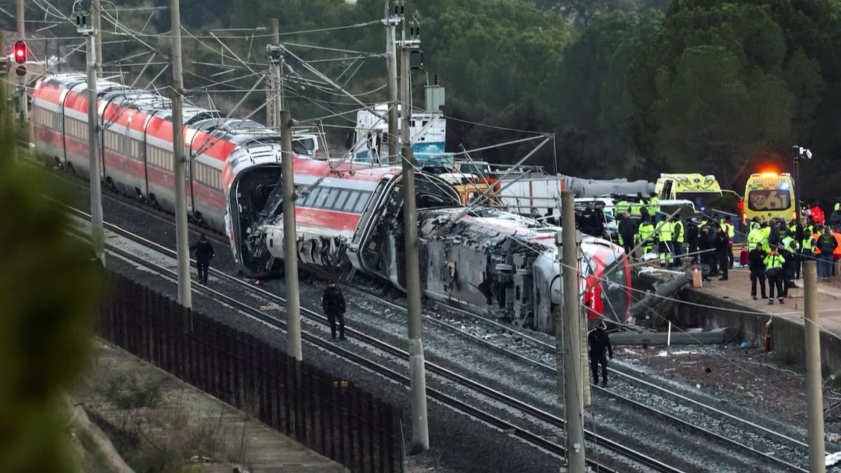 Retrouvée errante sur les rails, une fillette de 6 ans perd sa mère, son père et son frère dans un terrible accident de train