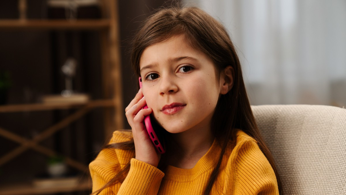 Son père tombe dans les escaliers, une petite fille de 7 ans lui sauve la vie en appelant les secours