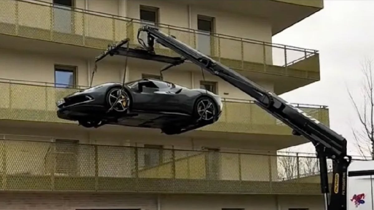 Il ne trouve pas de place de parking et décide de garer sa voiture... sur son balcon