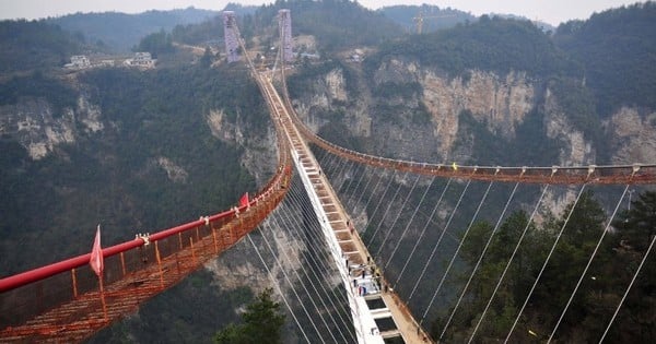 Le pont de verre le plus colossal du monde sera bientôt inauguré en Chine, et il est fortement déconseillé à ceux qui ont le vertige !