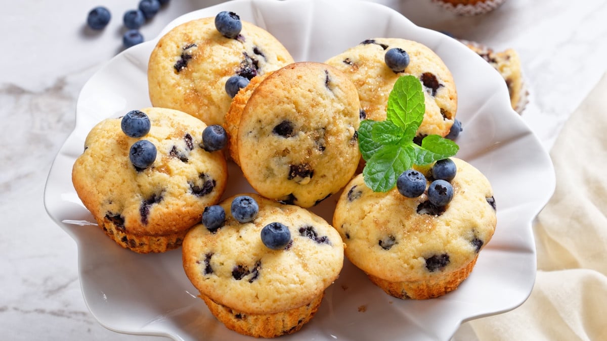 Ces muffins ultra-moelleux au yaourt et aux myrtilles sont à refaire sans modération pour un goûter maison savoureux