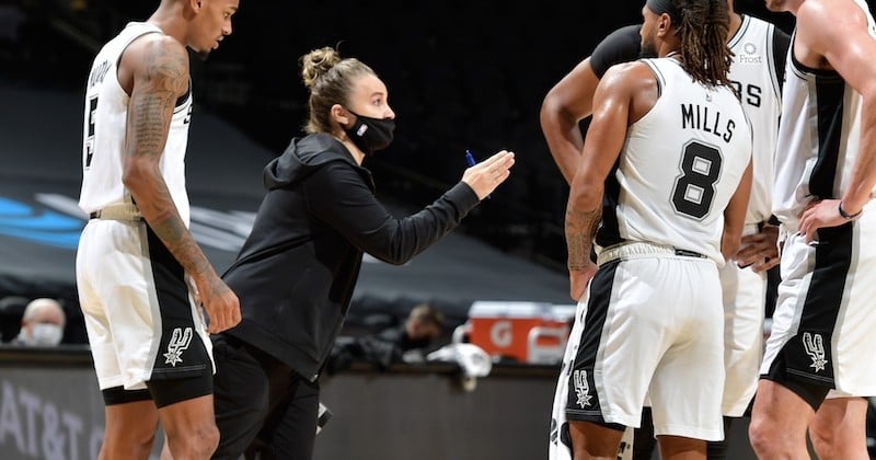 En devenant la première femme coach principal lors d'un match de NBA, Becky Hammon entre dans l'histoire