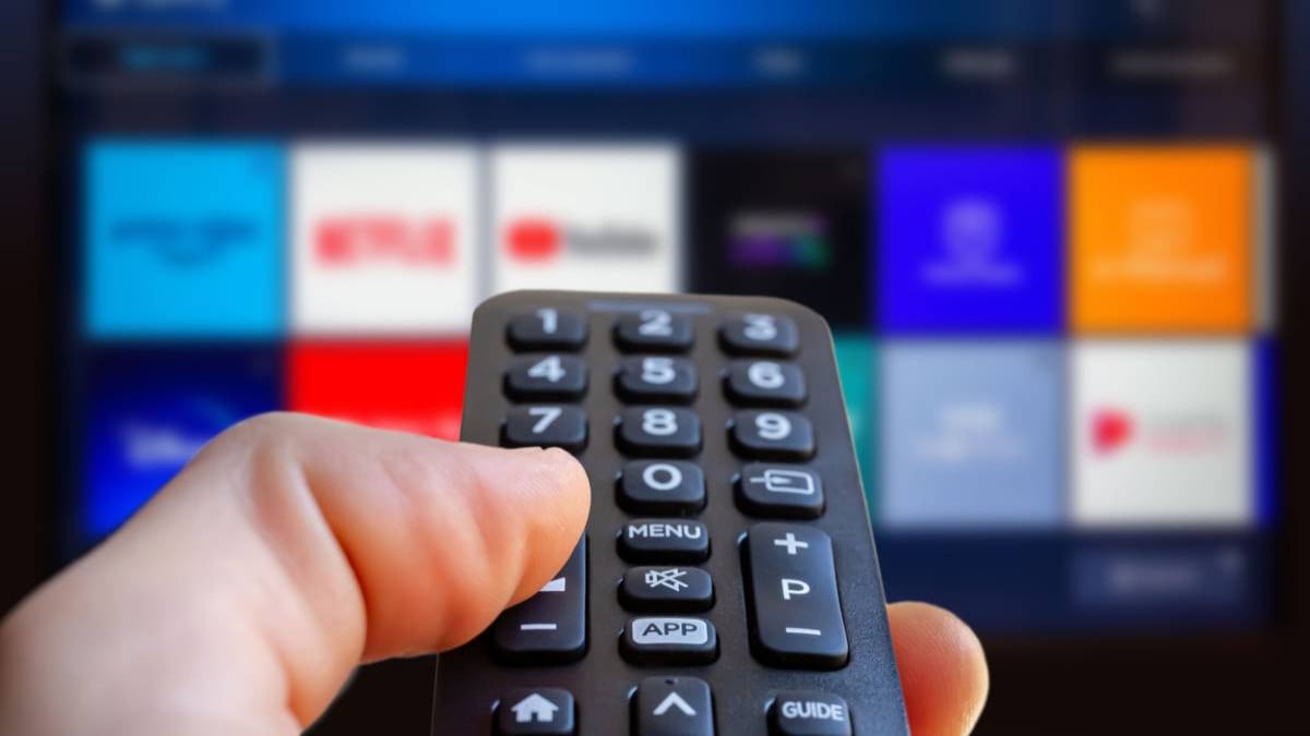 Télécommande pointant vers des plateformes de streaming