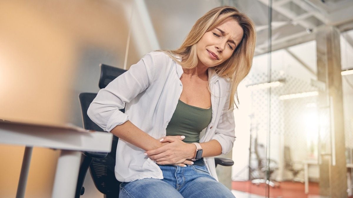 Une femme souffre de douleurs abdominales