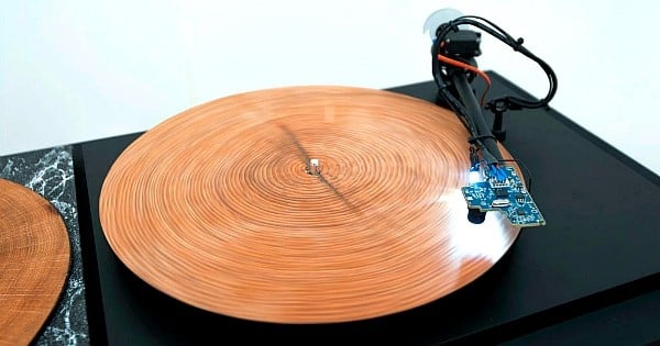 Une machine incroyable qui transforme les troncs d'arbres en véritables vinyles ! Résultat ? Une musique unique et jamais entendue...