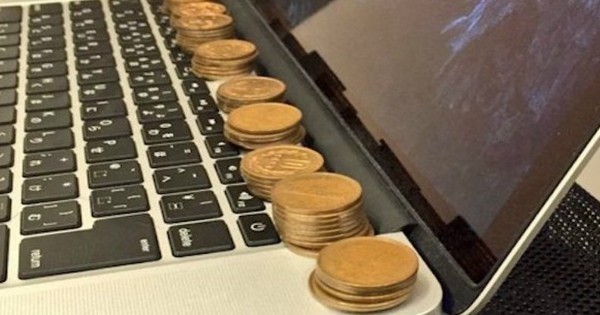La géniale astuce du jour : disposez des pièces de monnaie sur votre ordinateur pour... le refroidir !  On vous explique pourquoi