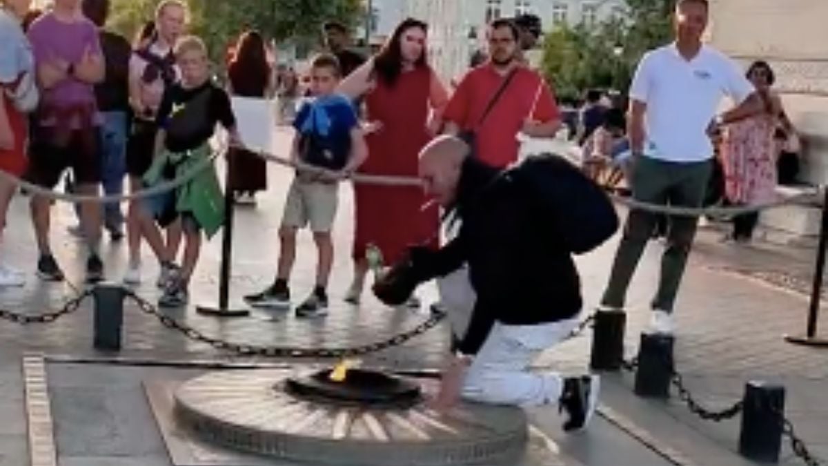 Il allume sa cigarette avec la... flamme du Soldat inconnu sous l'arc de triomphe de Paris, son geste choque les internautes