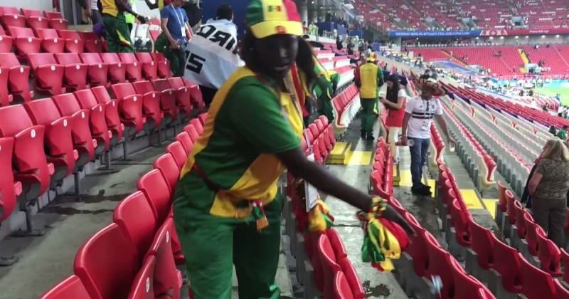 Après leurs victoires respectives, les supporters du Sénégal et du Japon ont nettoyé leurs tribunes 