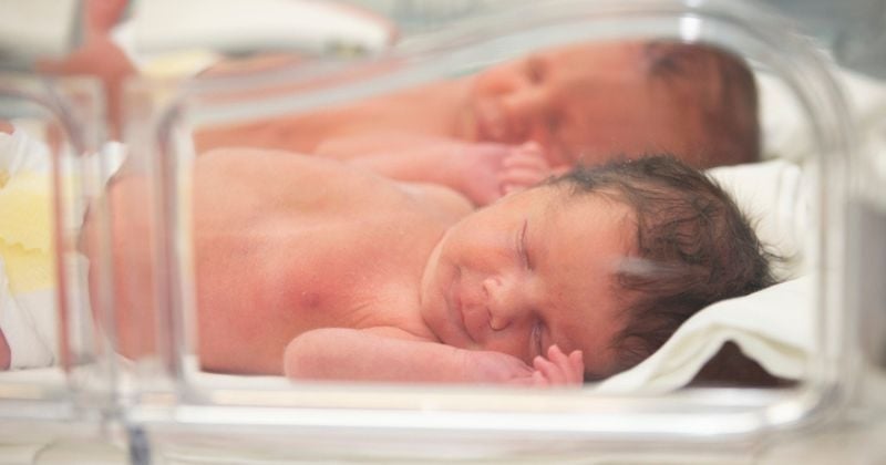 Un bonheur n'arrive jamais seul, elle devient grand-mère puis... accouche de son 5e enfant le lendemain