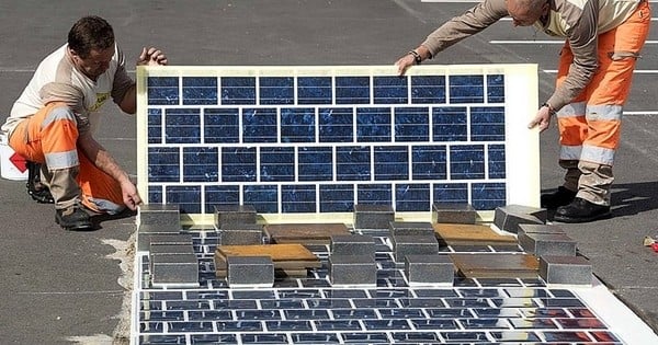 Peu de gens en parlent, mais la France vient tout juste de commencer à construire la toute première route solaire du monde ! Et c'est sans doute un moment historique...