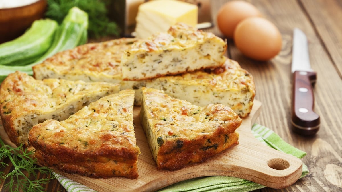 La quiche sans pâte simple et rapide en 5 étapes aux poireaux et lardons