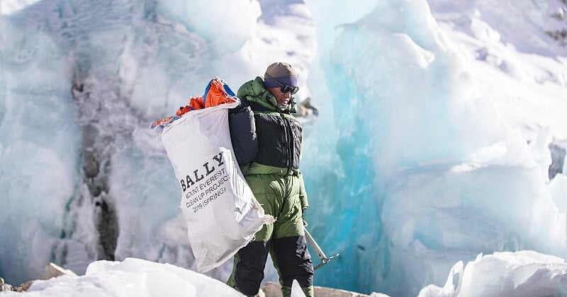 Les sherpas népalais profitent de l'absence de touristes pour nettoyer l'Everest et ils ont déjà récupéré 2 tonnes de déchets