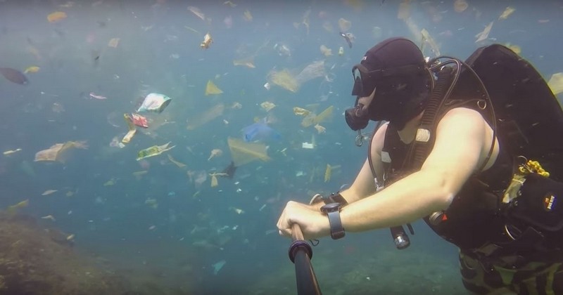Un plongeur britannique se filme en train de nager au milieu d'un océan de déchets plastiques