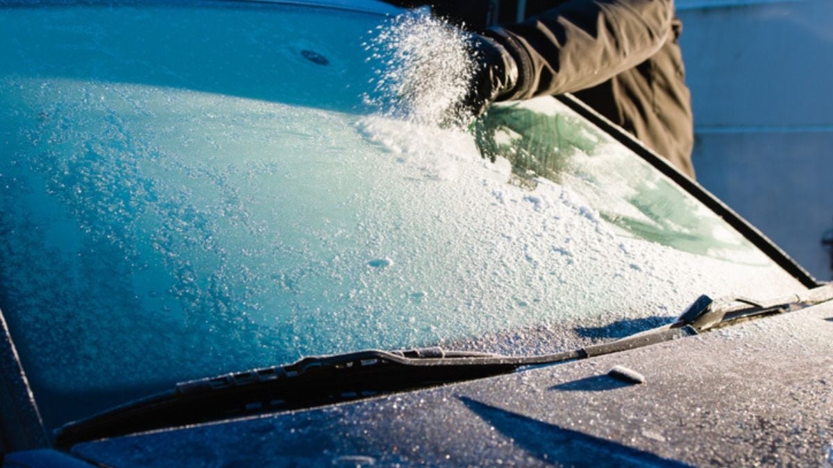 L'erreur à ne surtout pas faire pour dégivrer votre pare-brise en hiver, selon les experts