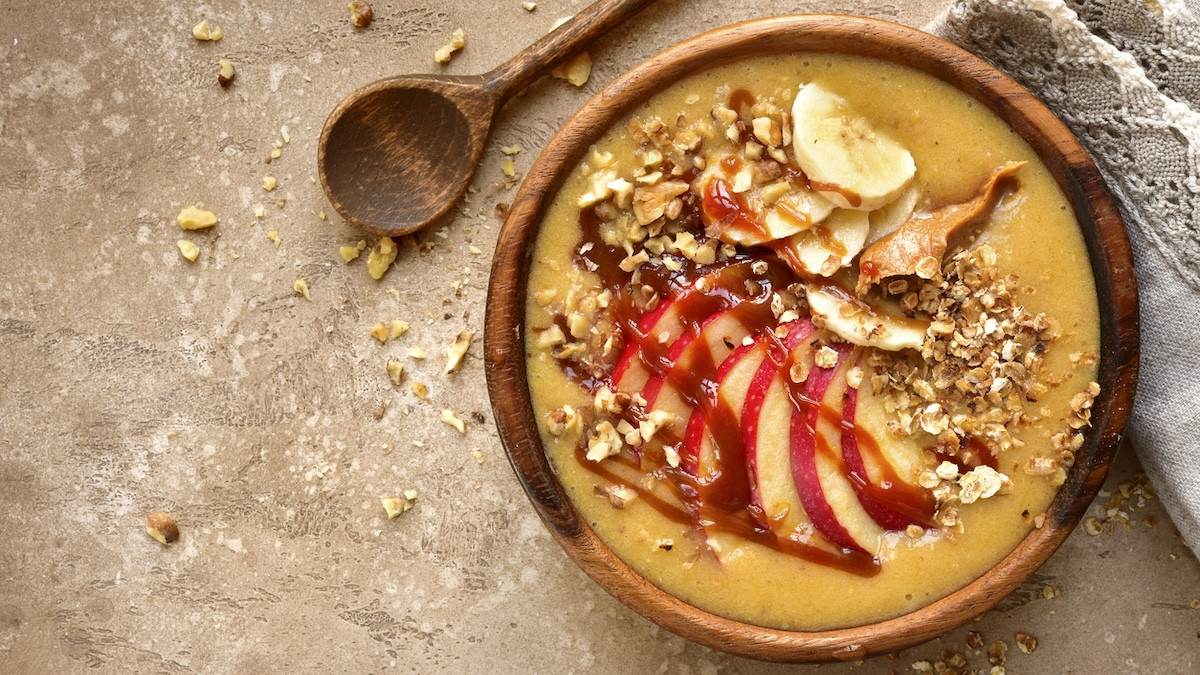 Pomme, poire et gingembre : recette de smoothie bowl facile et rapide pour faire le plein de vitamines en hiver