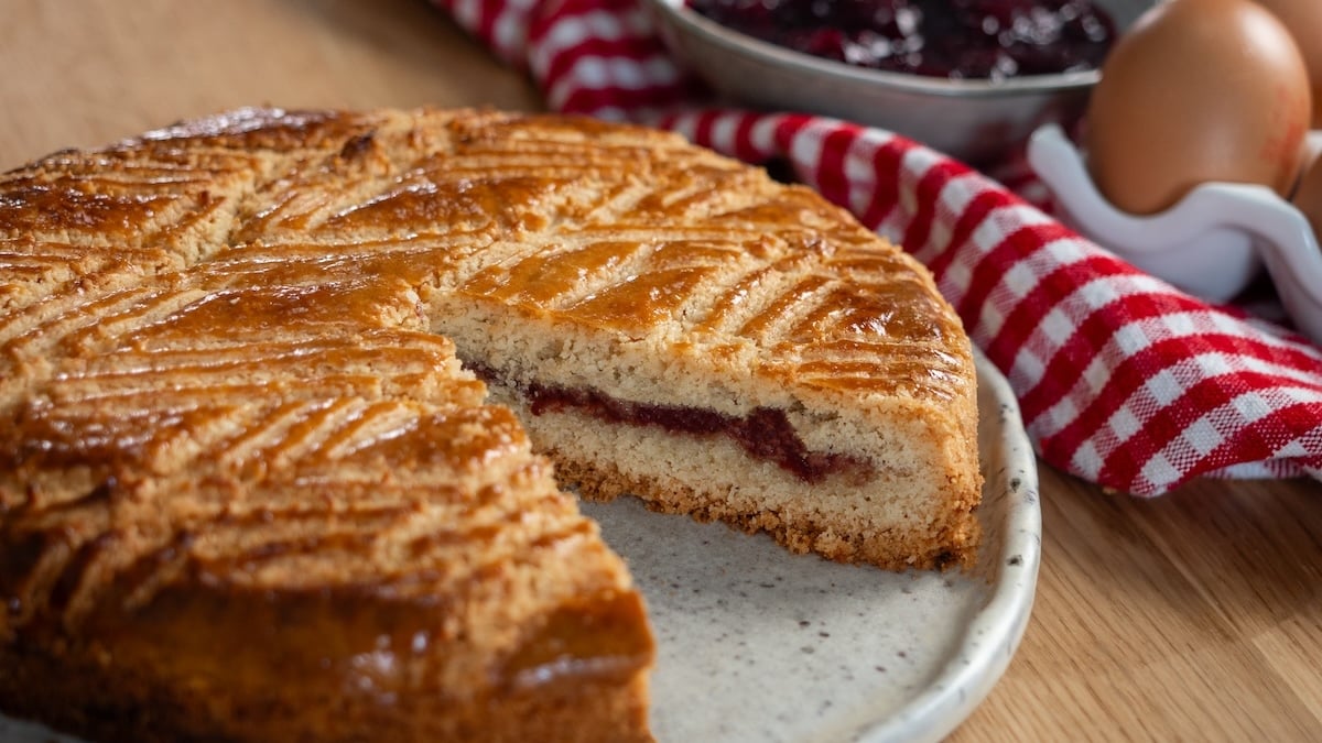 Partagez un moment très gourmand autour de ce gâteau basque à la cerise noire !