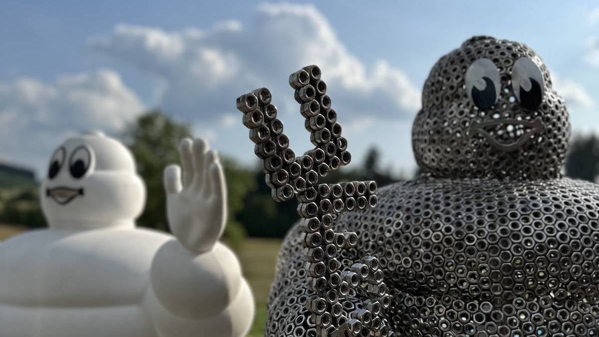 Un ouvrier de chez Michelin réalise une sculpture de Bibendum avec plus de 19 000 écrous