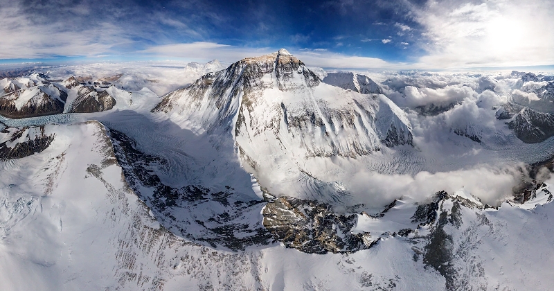 Un alpiniste réalise une photo historique du mont Everest grâce à un drone