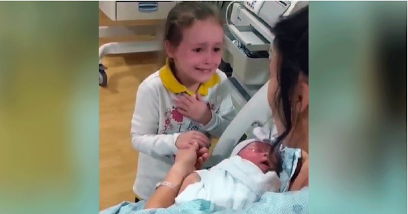 Cette petite fille de 6 ans rencontre sa sœur pour la première fois et n'arrive pas à retenir ses larmes