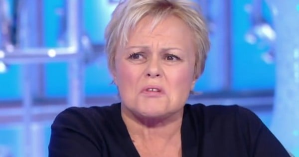 « Ça se passe bien entre vous, les mecs ? Tout va bien ? Dites-nous, hein ! » Muriel Robin exprime sa colère contre les politiques concernant le débat sur l'IVG et ça fait du bien