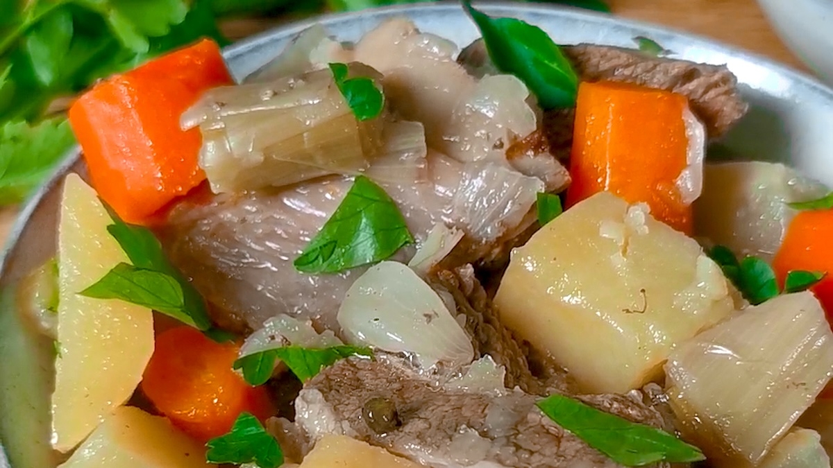 Révisez vos classiques avec la recette du pot-au-feu, le plat familial par excellence !