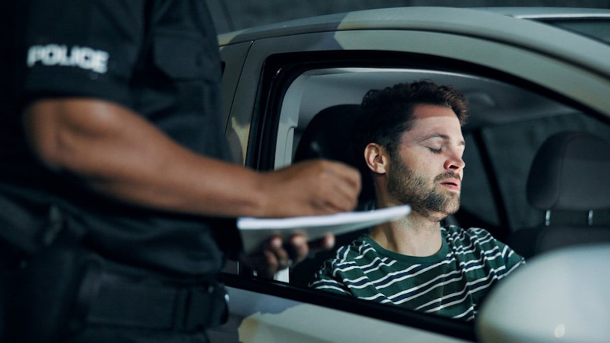 Un homme se fait contr&ocirc;ler son permis de conduire