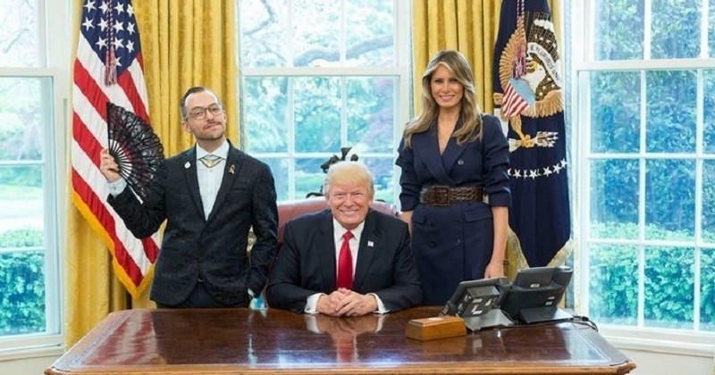 Ce professeur gay réalise le photobomb de l'année, en trollant Donald Trump dans son bureau ovale
