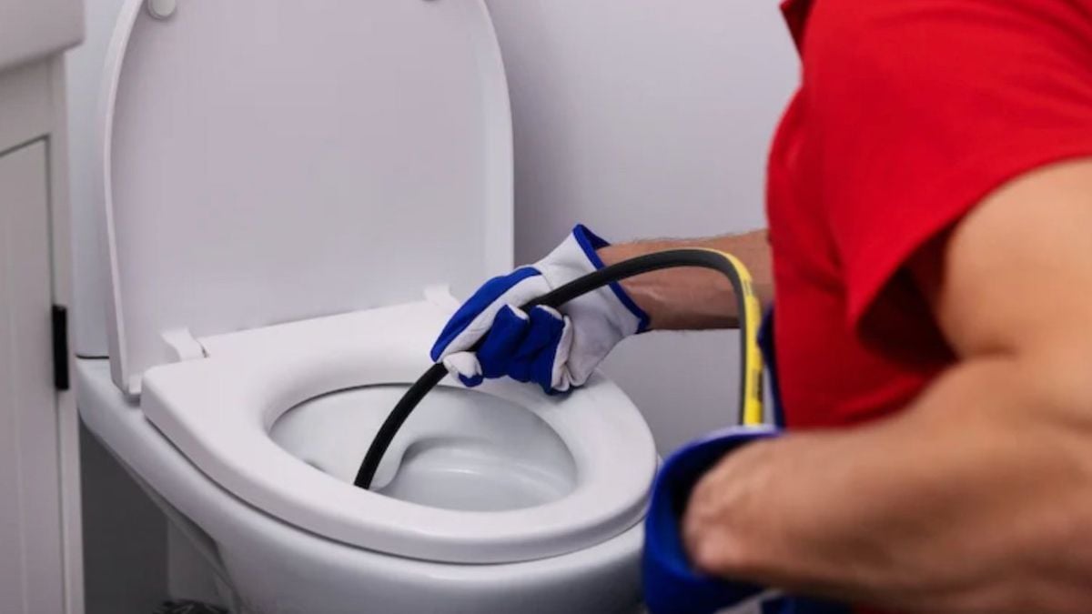Un plombier recommande cet outil miracle et pas cher pour déboucher les canalisations 