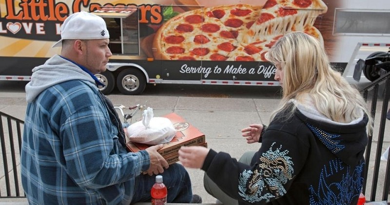 Une pizzeria colle une pancarte touchante sur sa porte à destination des sans-abri du quartier