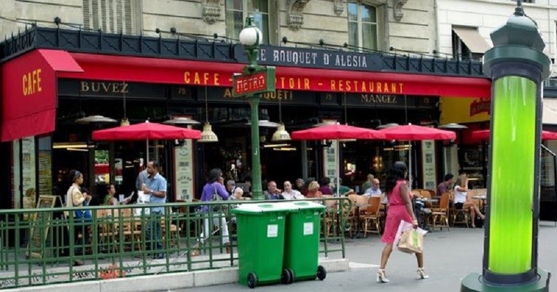 Les nouvelles colonnes Morris de Paris, remplies de micro-algues, pourront purifier autant d'air que la plantation de 100 arbres ! Le mobilier urbain du futur ?