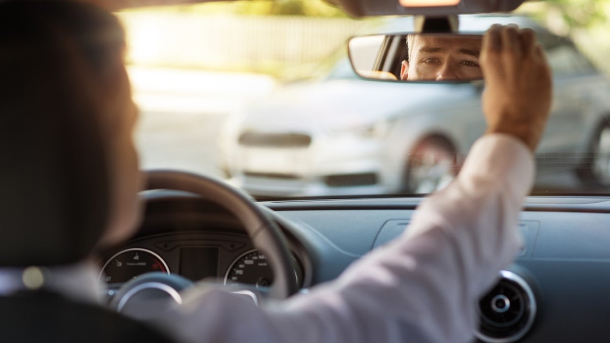 Il rate son permis de conduire 12 fois et engage un sosie pour le passer à sa place