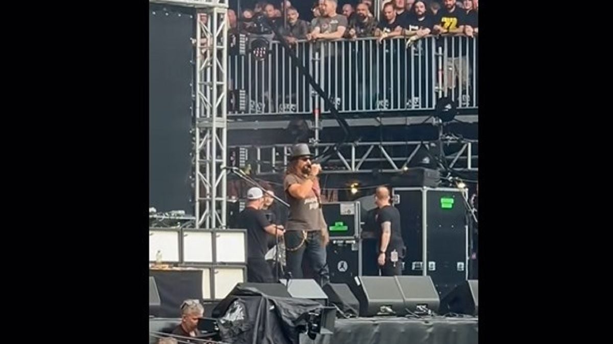 Un acteur légendaire aperçu dans le public d'un concert de metal, les fans sont choqués