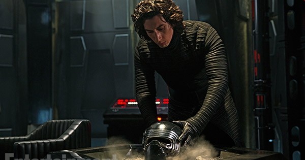 Que signifient les cendres où Kylo Ren pose son casque ? JJ Abrams révèle enfin de quoi il s'agit