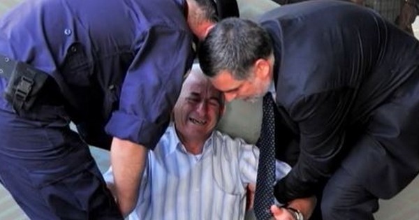 Devenu symbole de la crise grecque grâce à une photo qui a fait le tour du monde, ce retraité a trouvé son sauveur !