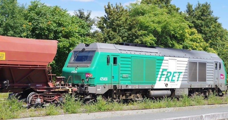 Alors qu'il transportait des blindés de l'armée, ce conducteur a abandonné son train, estimant avoir terminé sa journée