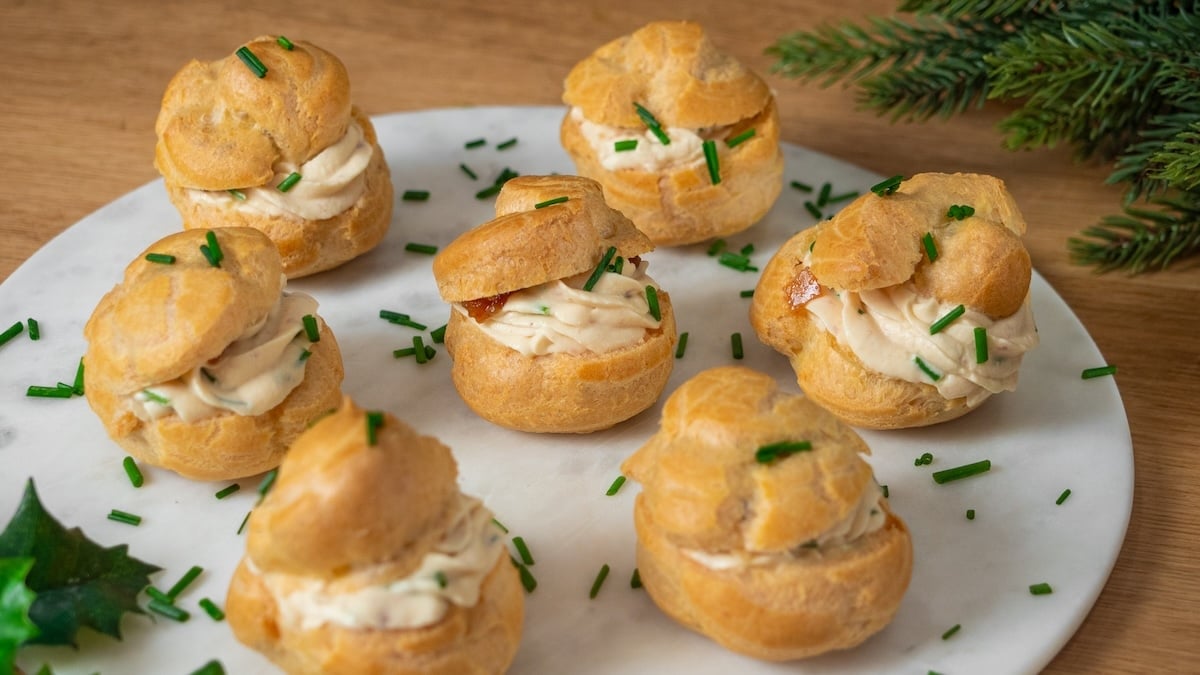 Des choux à la mousse de foie gras, la recette élégante et gourmande pour un apéro festif !