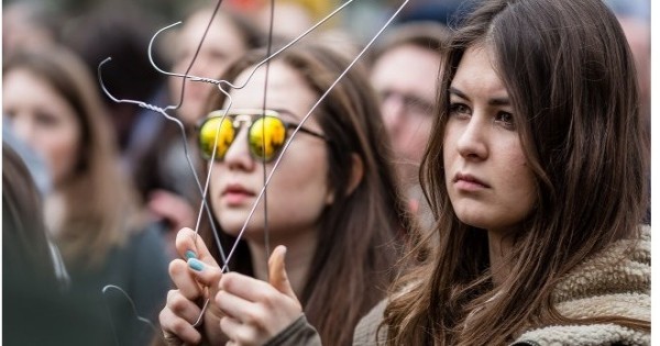 Pologne : Les conservateurs ont été obligés de retirer en catastrophe leur projet de loi qui punit de 5 ans de prison les femmes qui veulent se faire avorter... Même lorsqu'elles sont victimes de viol