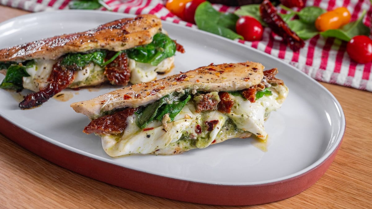 Inspirez-vous des saveurs italiennes avec cette escalope de poulet fourrée très facile à réaliser !